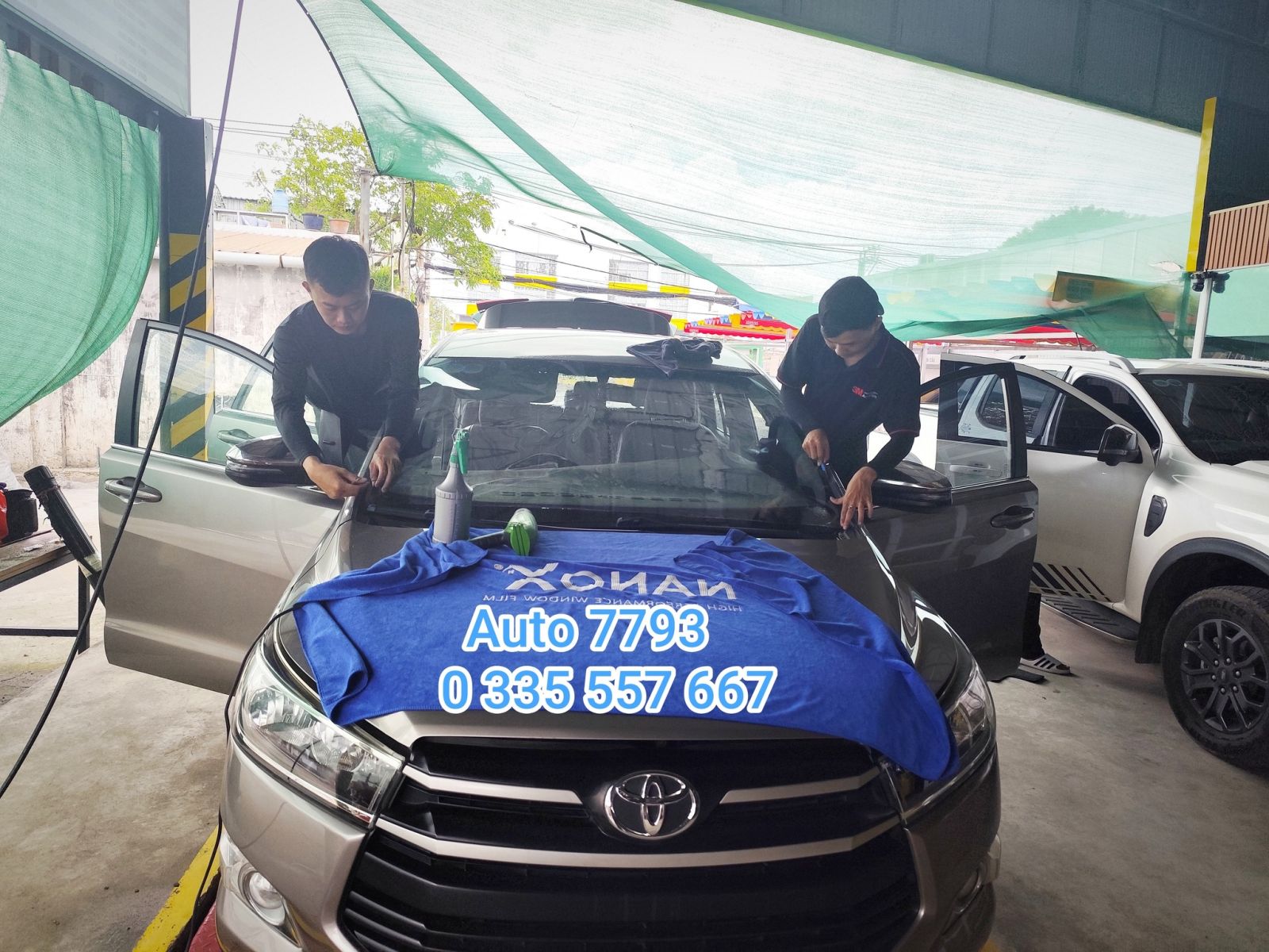 Kỹ Thuật Viên Đang Căn Chỉnh Dán Phim Cách Nhiệt NanoX