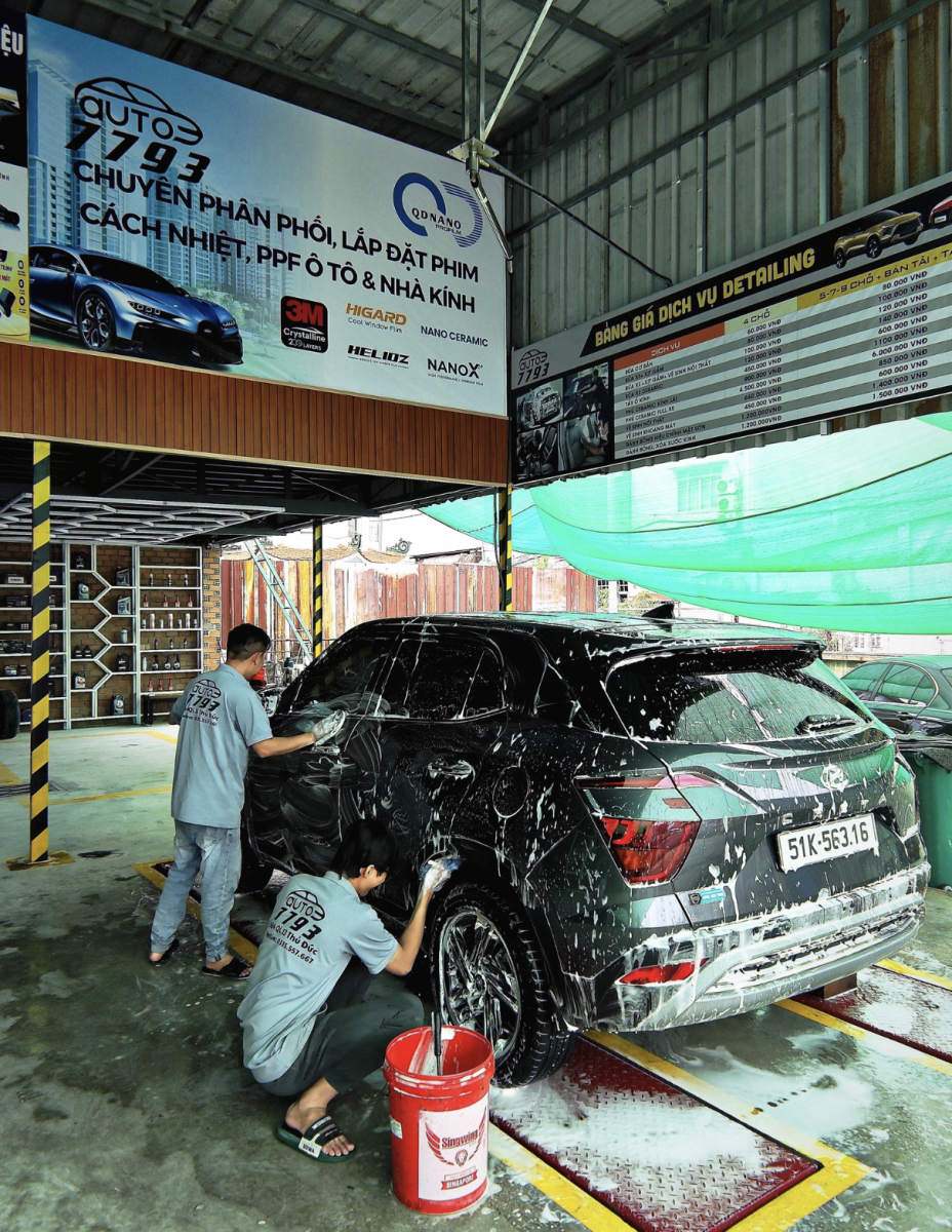 Đội ngủ nhân viên đang rửa xe tại Auto 7793